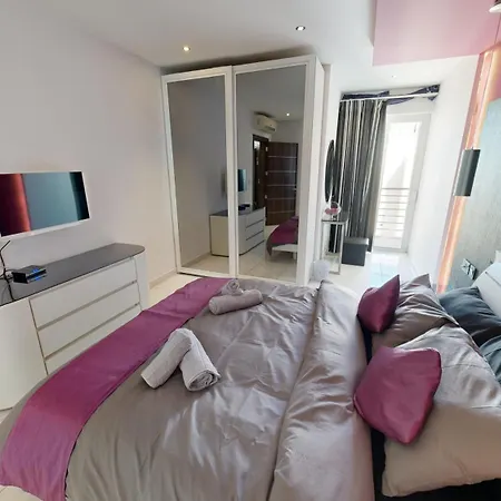 Amazing Spacious With Bbq & Jacuzzi Apartment *