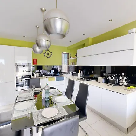 Amazing Spacious With Bbq & Jacuzzi Apartment *