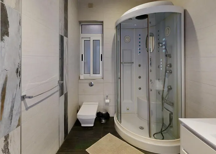 Amazing Spacious With Bbq & Jacuzzi شقة *